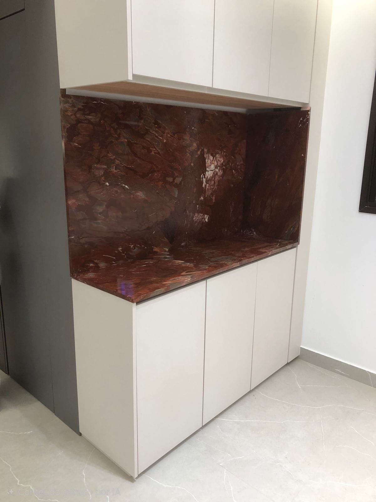 Aparador em Mármore Vermelho